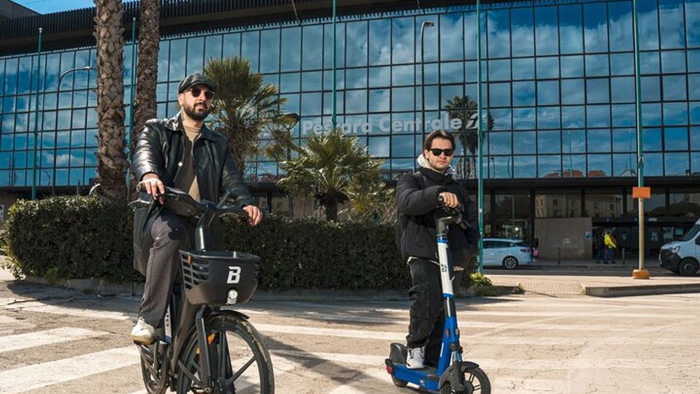 Pescara tour by e-scooter or bike among art, flavors and shopping