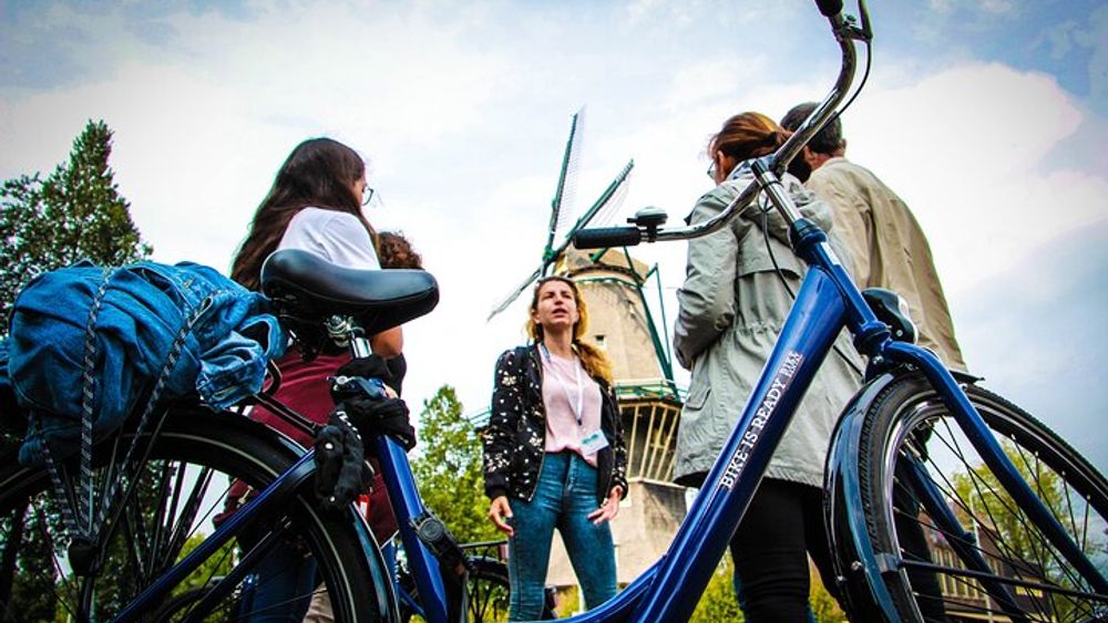 Amsterdam: Small-Group Bike Tour and Canal Cruise