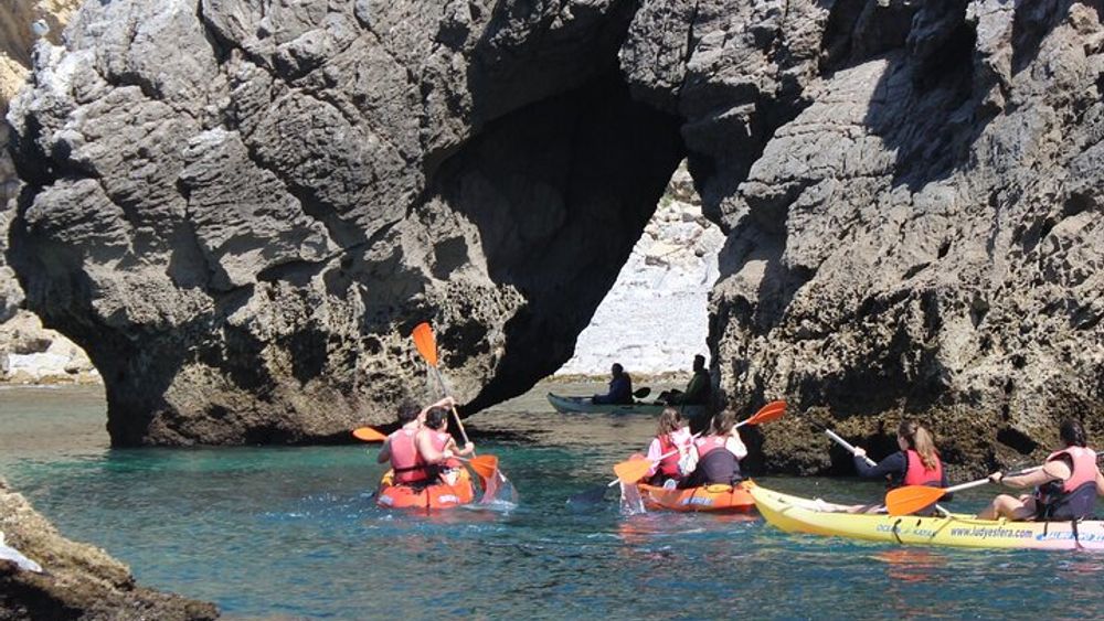 Kayak tour from Sesimbra to Ribeira do Cavalo Beach, passing through the caves
