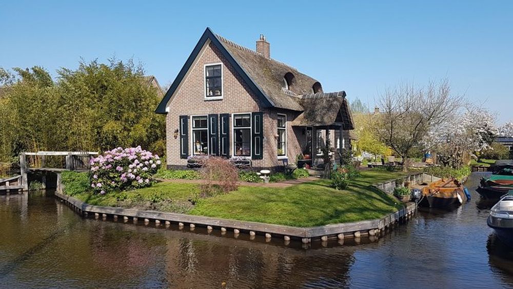 Giethoorn Small-Group Day Trip with Transfers and Boat Ride