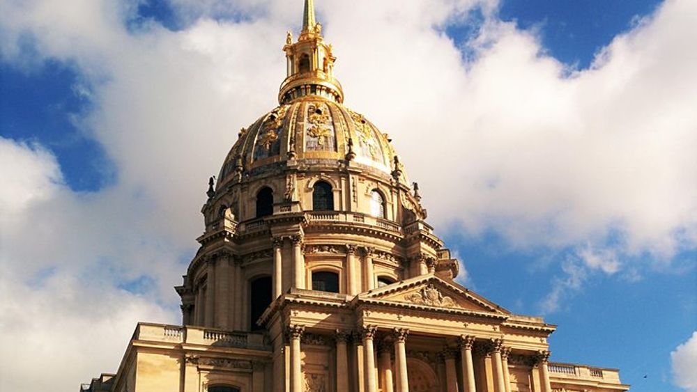 Eiffel Tower Walking and Food-Tasting Tour in Paris