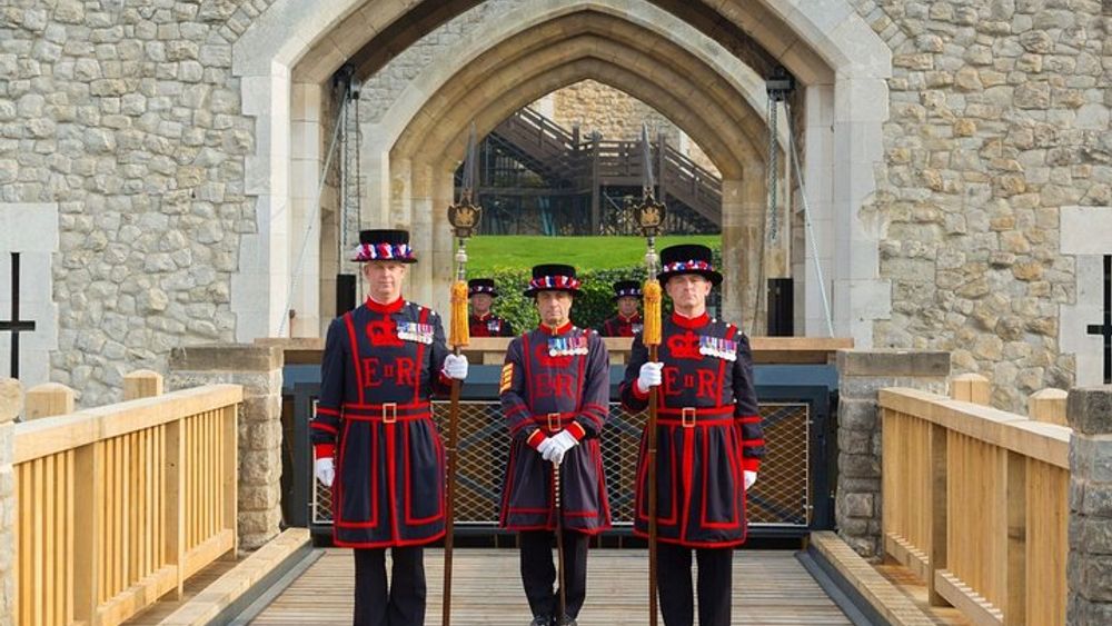 London City Bus Tour with Tower of London, River Thames Cruise