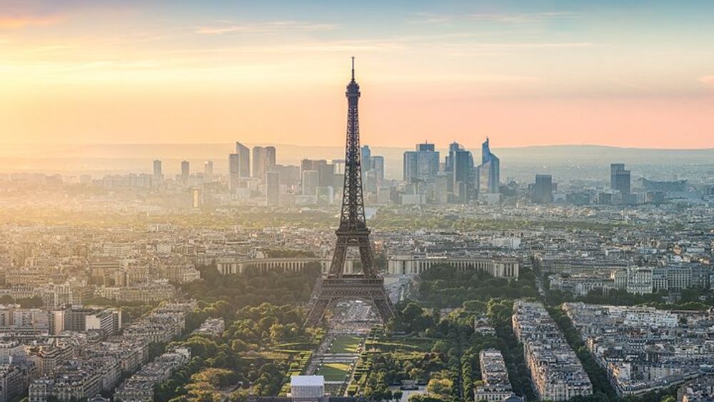 Guided Tour Eiffel Tower with Direct Access Summit or 2nd Floor