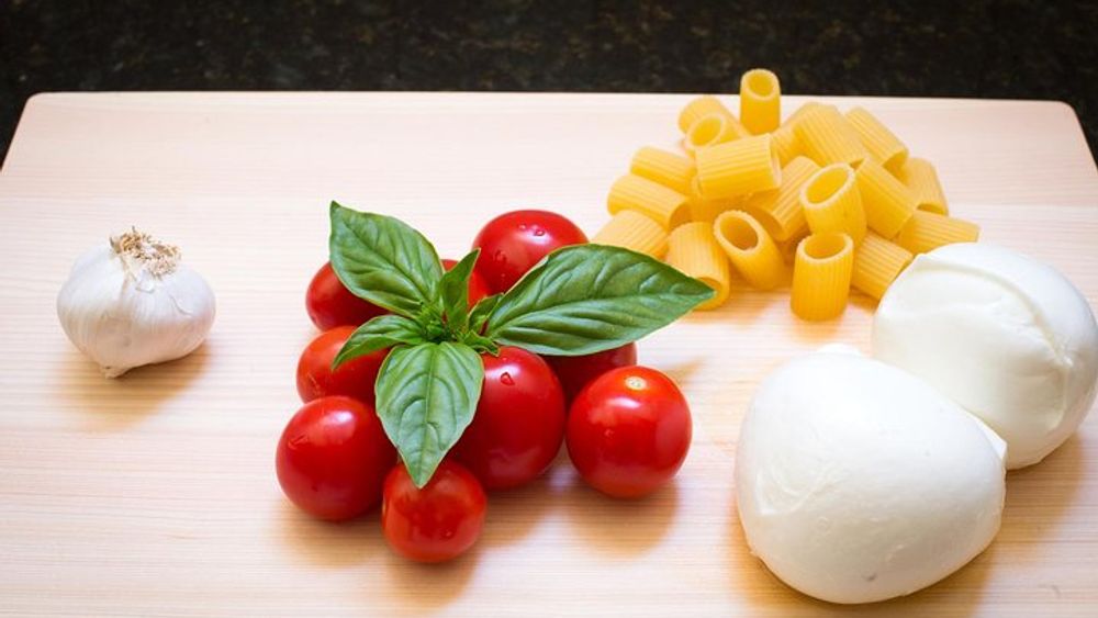 Cesarine: Market Tour & Cooking Class at Local's Home in Lucca
