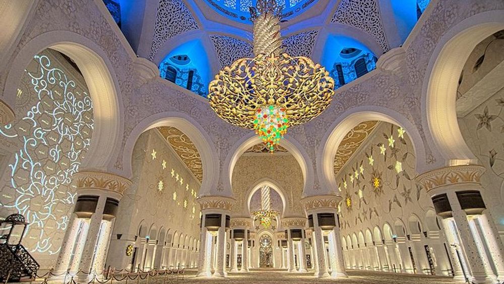 Abu Dhabi Tour: Grand Mosque, Presidential Palace and Louvre Museum