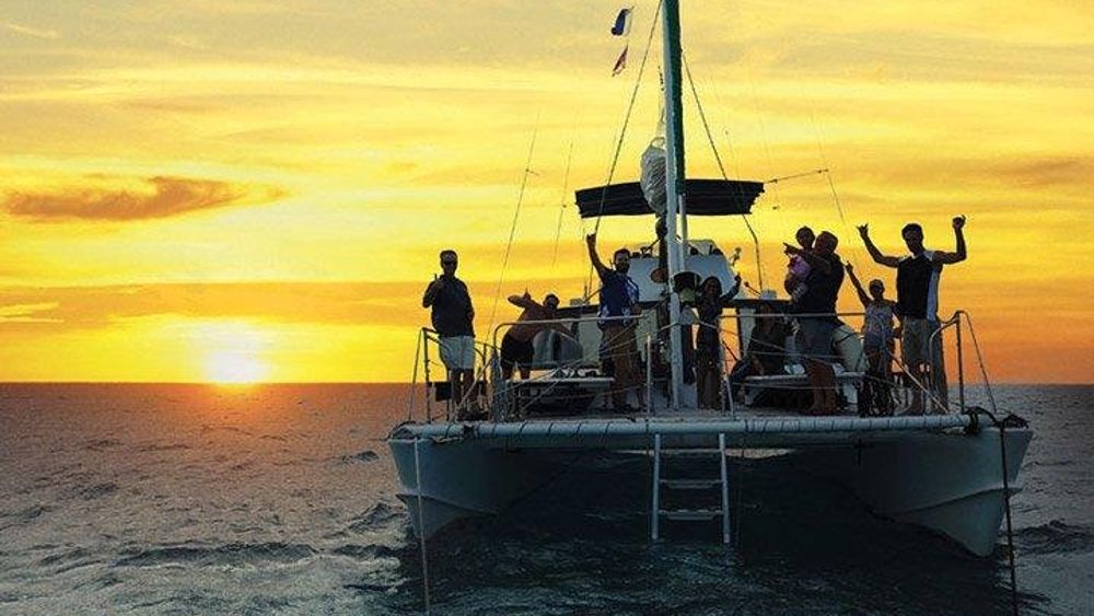 Honolulu Sunset Small Group Catamaran Tour from Waikiki