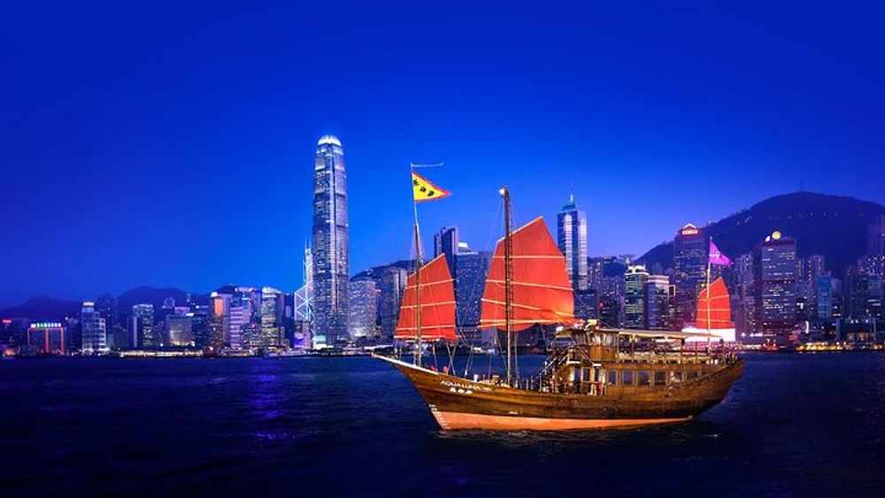 Aqua Luna: Evening Cruise at Victoria Harbour Hong Kong