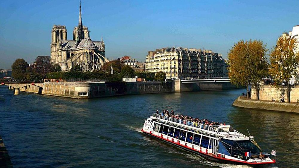 Seine River Cruise with live commentary by Vedettes du Pont Neuf