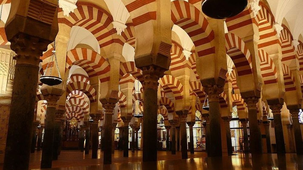 Guided visit to the Mosque-Cathedral, Jewish Quarter, Alcazar and Synagogue. Official guide