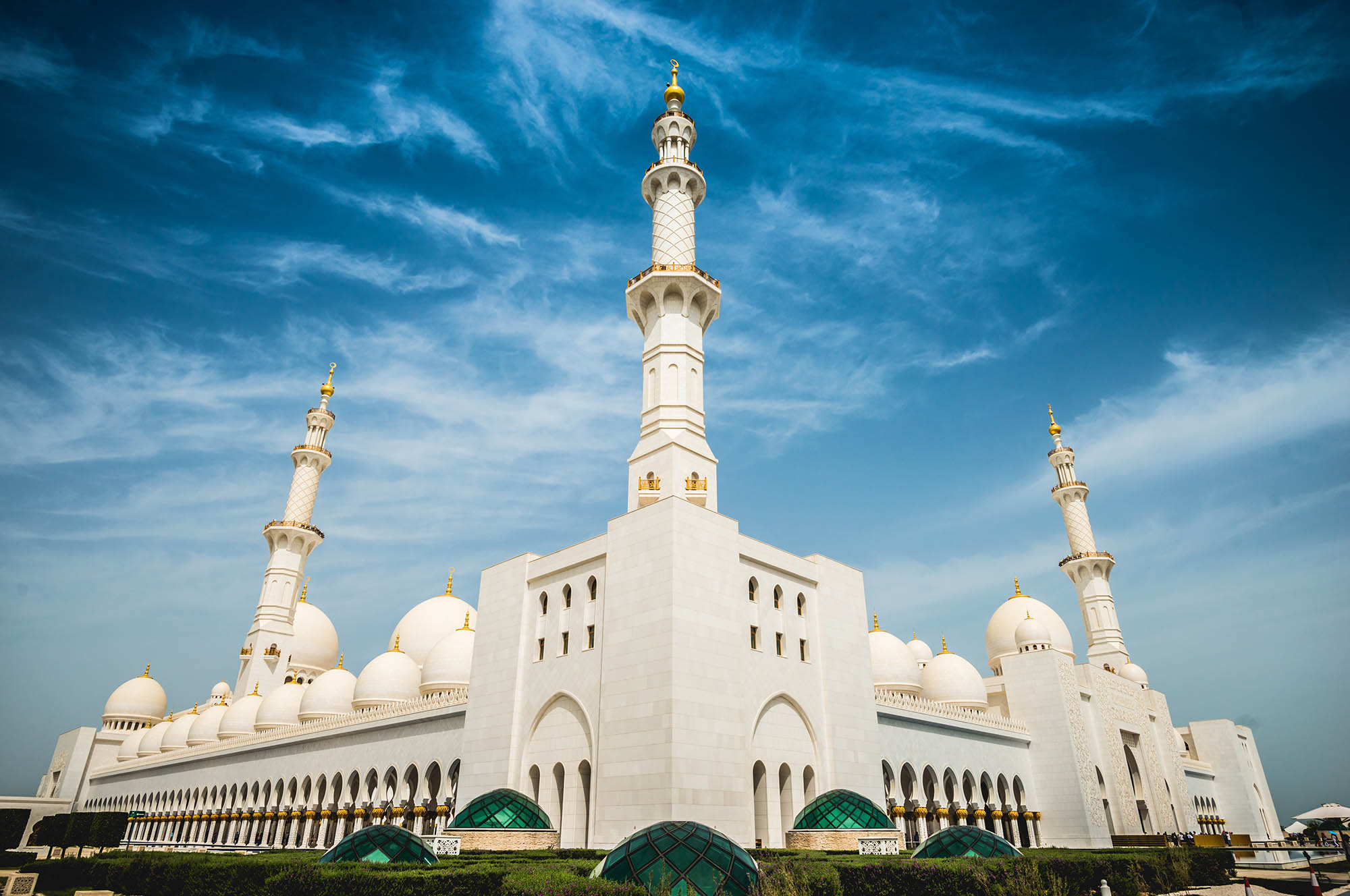 Luxury Abu Dhabi Escape: 1 Night Stay Inc Breakfast
