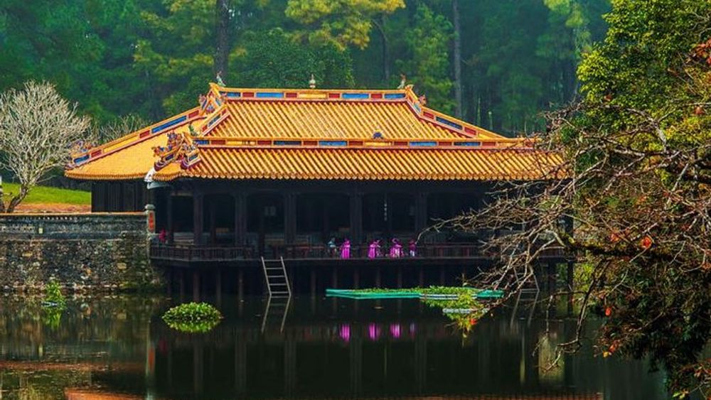 Hue sightseeing Tombs and Pagoda with private driver