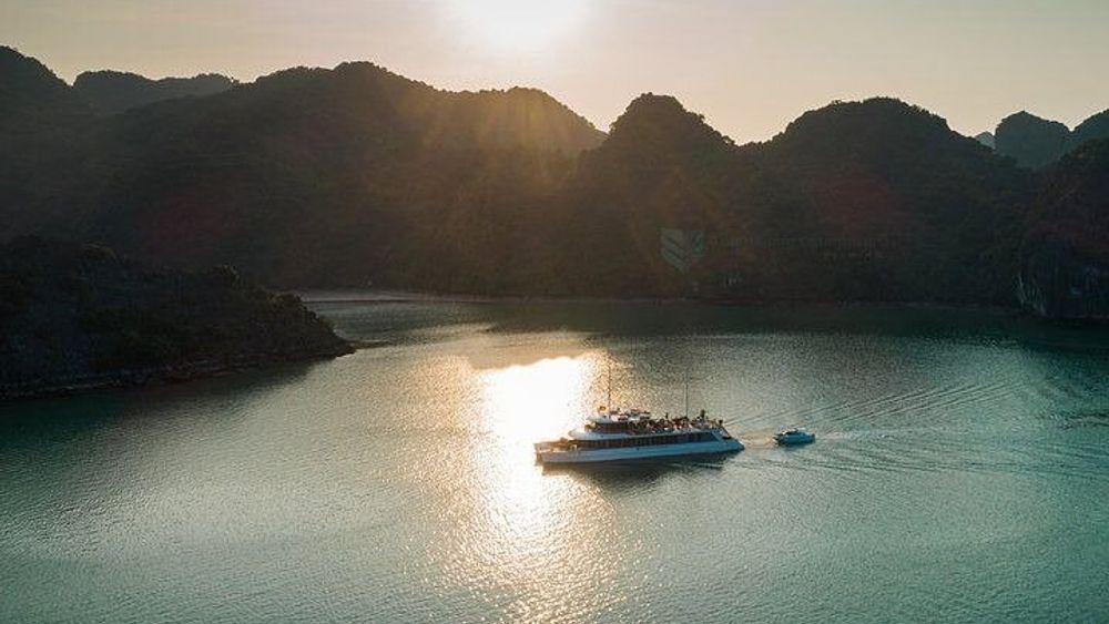 Halong Bay 1-Day Luxury Catamaran Cruise from Hanoi