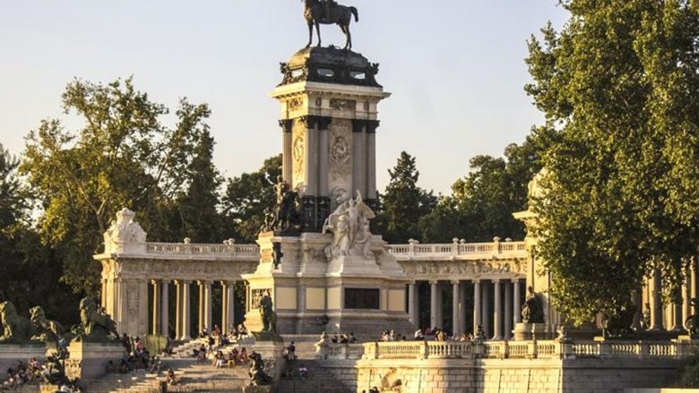 Skip-the-line Madrid Royal Palace with tapas tasting & Retiro Park