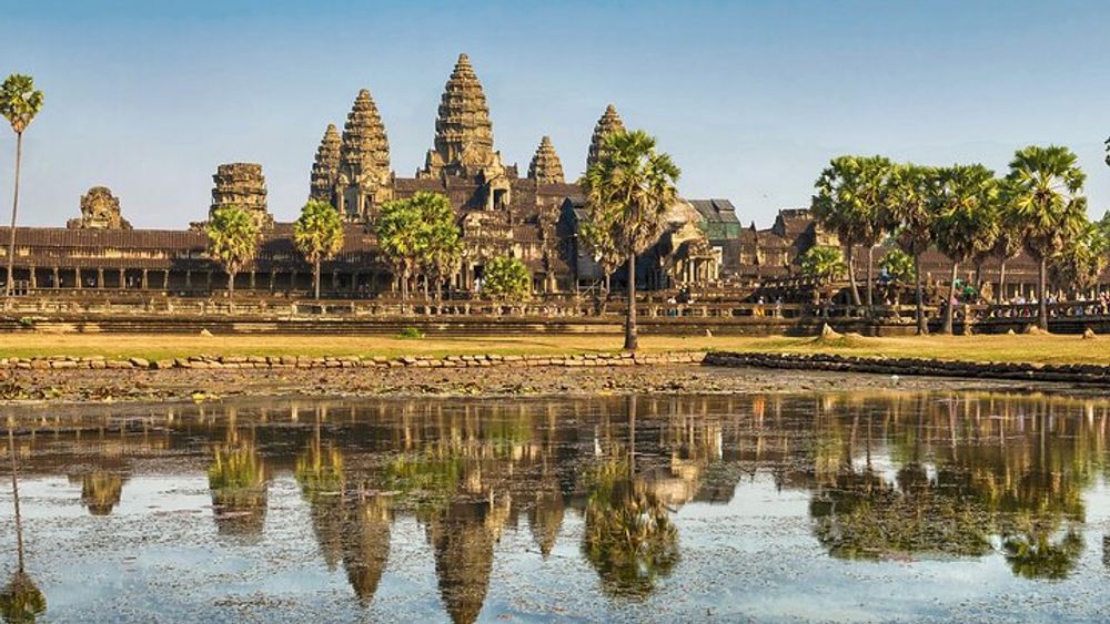 Angkor Sunrise tours with Benteay Srei and Bengmealea Landmine,