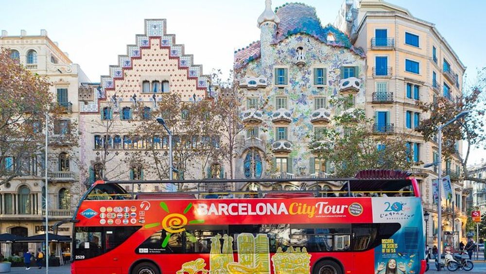 Barcelona City Tour Hop-On Hop-Off with Optional Catamaran