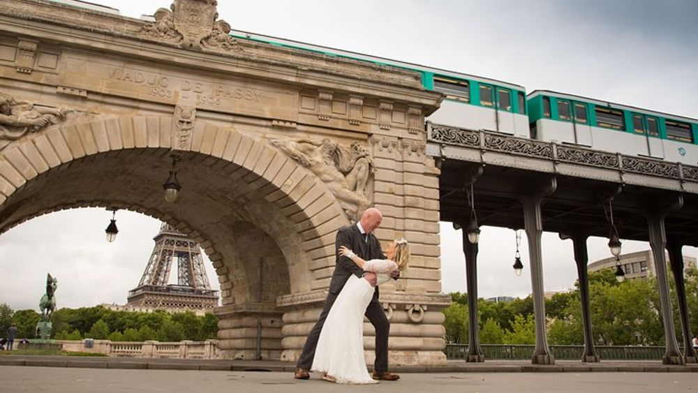 Paris 2-Hour Eiffel Tower Guided Walking Tour and Photo Shoot