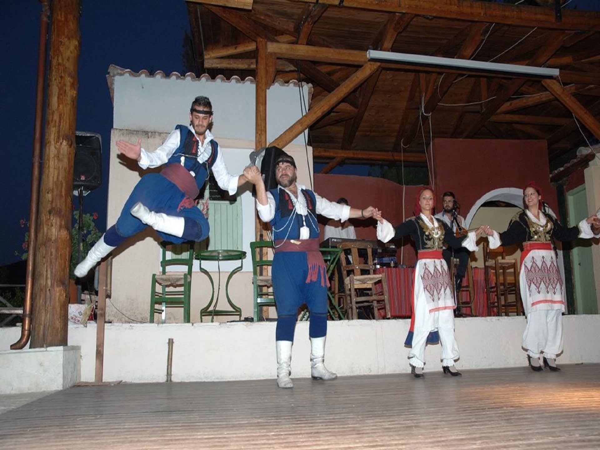 Cretan Night Karouzanos Live Music & Dance