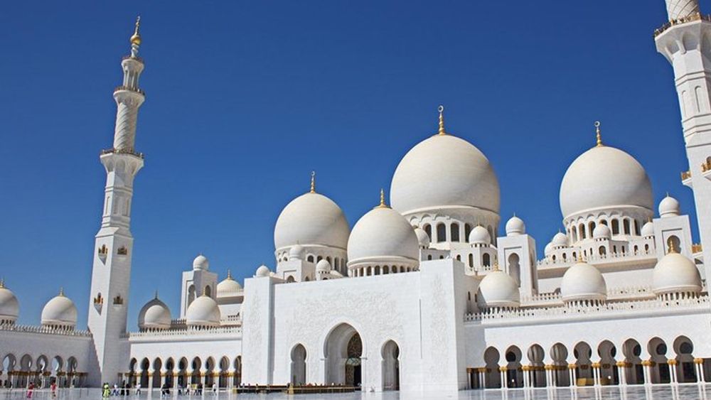 Abu Dhabi Tour: Sheikh Zayed Mosque, Emirates Palace, Mall