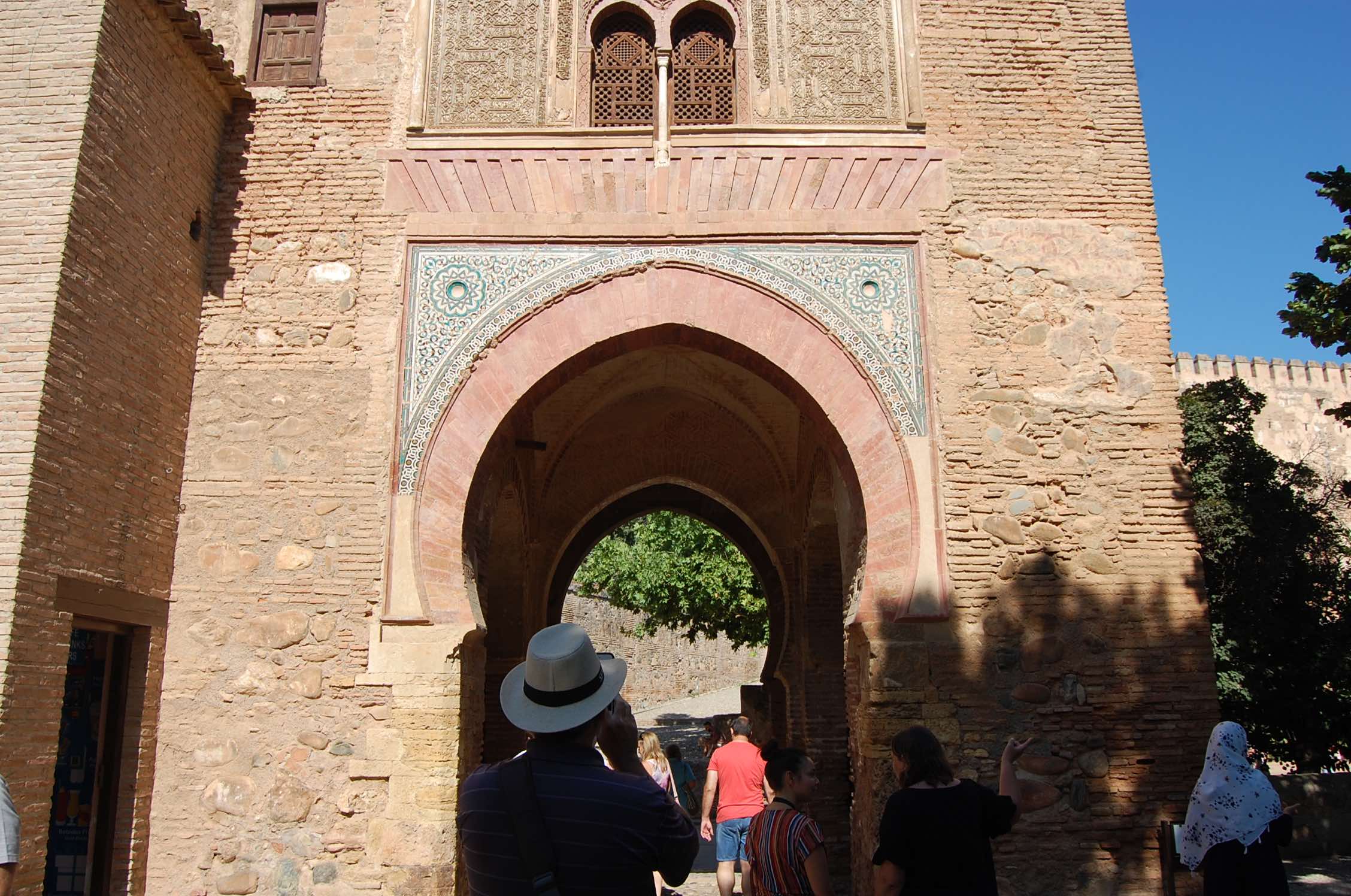 Sabika Hill: Cultural hike around the Alhambra. Tour in English.