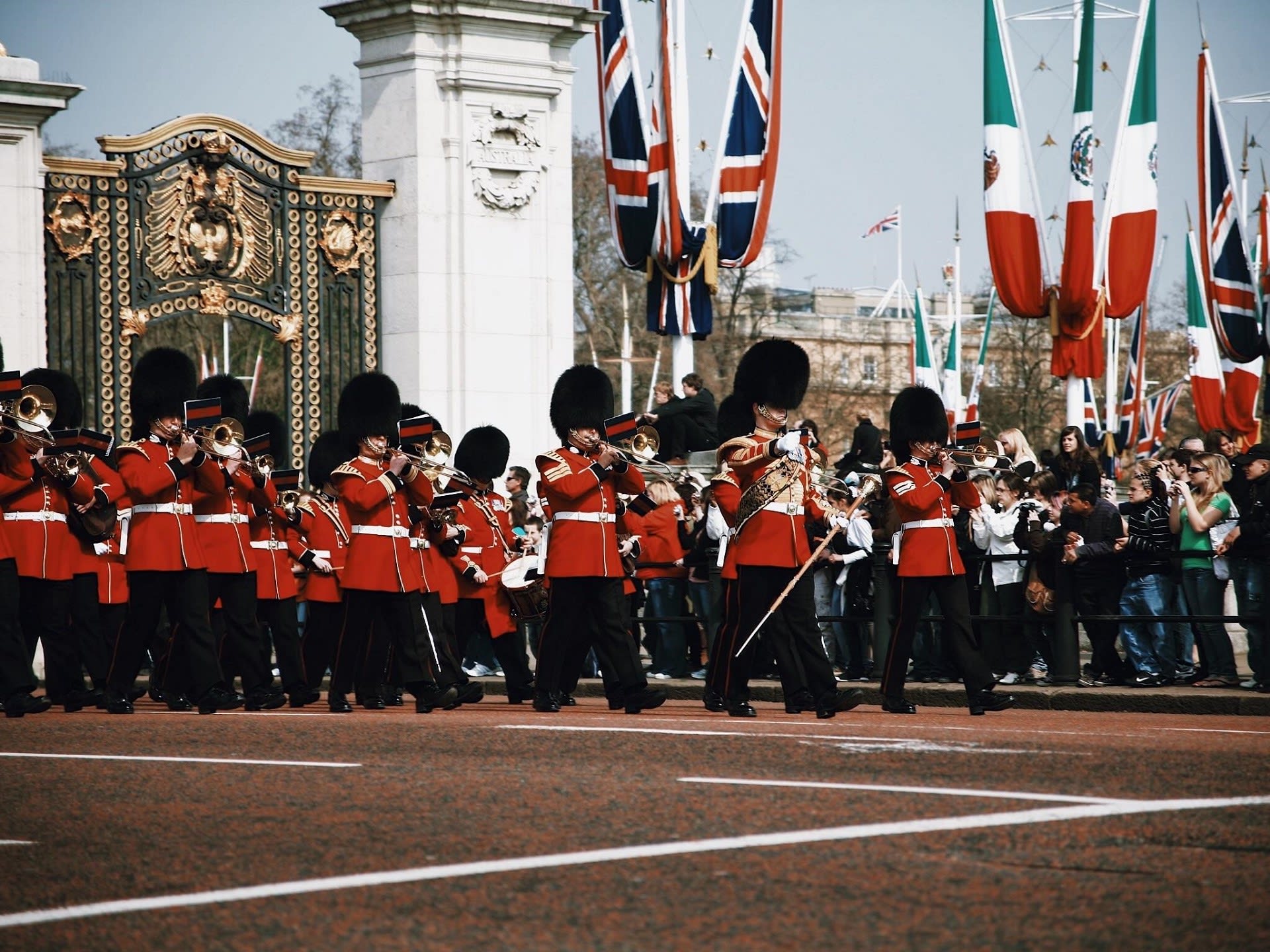 Private London Changing of the Guard at Buckingham Palace Guided Walking Tour