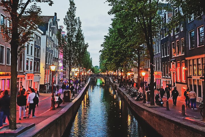 Private Tour: Amsterdam Red Light District and Food Tour with Expert Guide